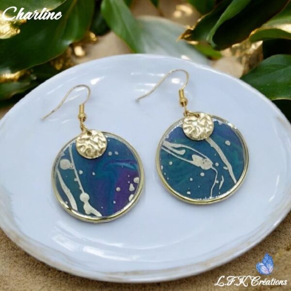 Charline boucles vertes et dorées, en papier japonais, résine et acier inoxydable or. fermoirs crochets hypoallergéniques. Pièce unique.