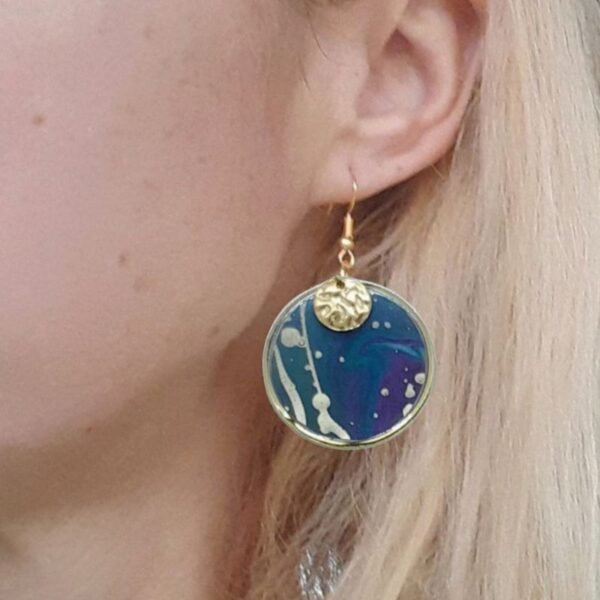 Charline boucles vertes et dorées, en papier japonais, résine et acier inoxydable or. fermoirs crochets hypoallergéniques. Pièce unique.