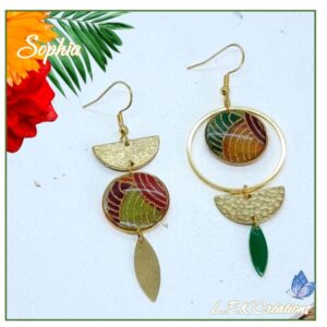Sophia boucles dépareillées tissu. réalisées à la main en acier inoxydable or, tissu japonais multicolore et résine minérale. Pièce unique.