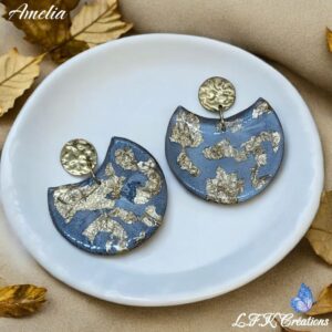 Amelia boucles éventails pétales dorées, en résine (marron, gris ou blanc) et acier inoxydable or. Fermoirs poussoirs martelés (hypoallergéniques).