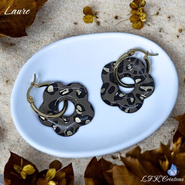 Laure créoles fleurs léopard, réalisées à la main en papier imprimé. anneaux et fermoirs clapets en acier inoxydable or (hypoallergéniques).