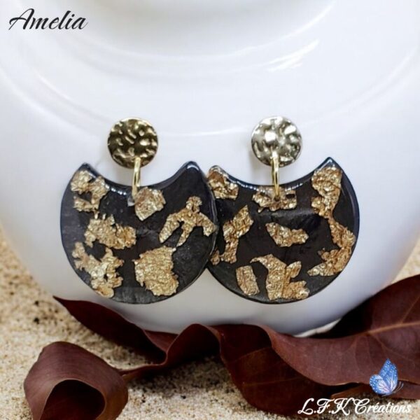 Amelia boucles éventails pétales dorées, en résine (marron, gris ou blanc) et acier inoxydable or. Fermoirs poussoirs martelés (hypoallergéniques).