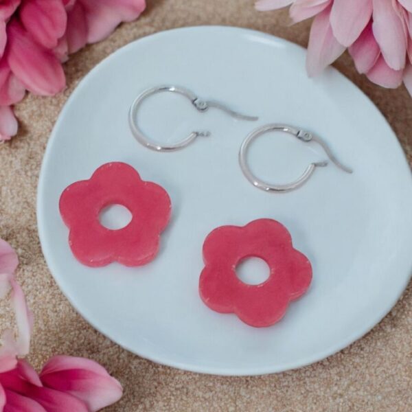 Justine créoles fleur roses, en tissu Japonais, résine et acier inoxydable argent (hypoallergéniques). Fait main. bijoux uniques.