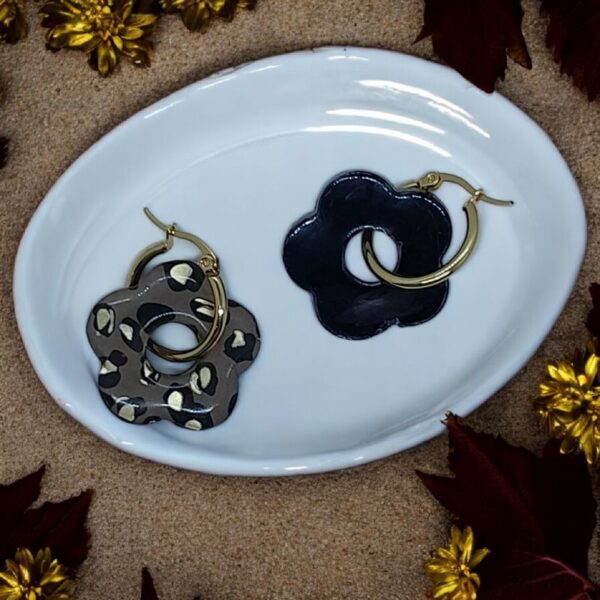 Laure créoles fleurs léopard, réalisées à la main en papier imprimé. anneaux et fermoirs clapets en acier inoxydable or (hypoallergéniques).