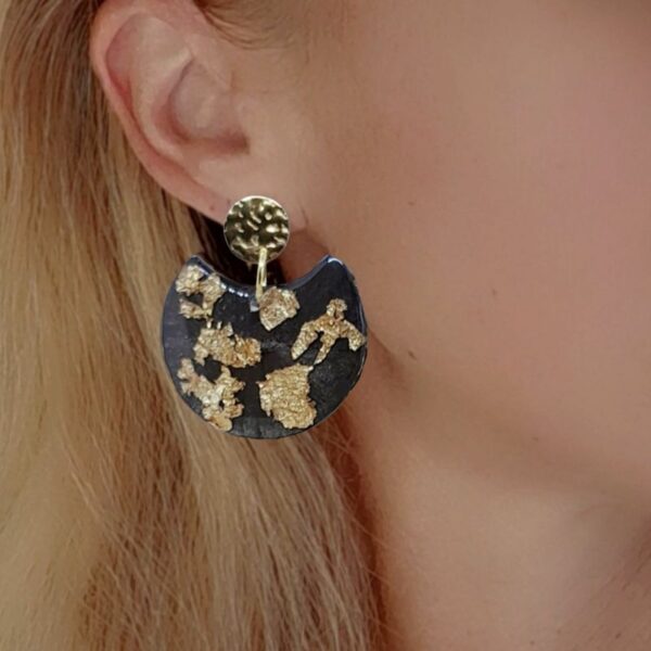 Amelia boucles éventails pétales dorées, en résine (marron, gris ou blanc) et acier inoxydable or. Fermoirs poussoirs martelés (hypoallergéniques).