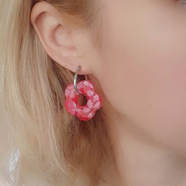 Justine créoles fleur roses, en tissu Japonais, résine et acier inoxydable argent (hypoallergéniques). Fait main. bijoux uniques.