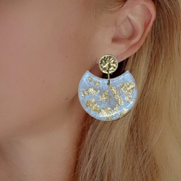 Amelia boucles éventails pétales dorées, en résine (marron, gris ou blanc) et acier inoxydable or. Fermoirs poussoirs martelés (hypoallergéniques).