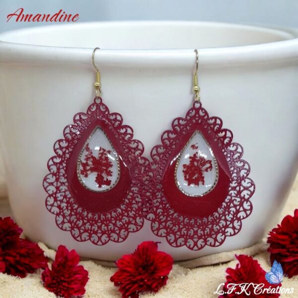 Amandine boucles colorées et dorées, fleurs séchées (blanches, rouges ou vertes) et acier inoxydable or (hypoallergéniques).