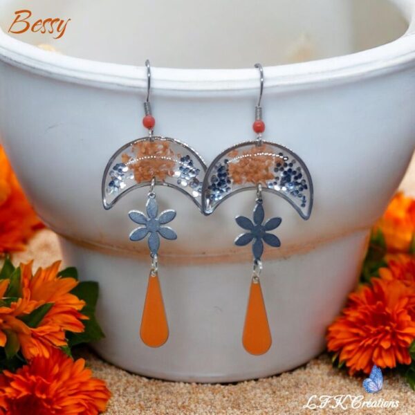 Bessy boucles colorées et argentées 3 couleurs disponibles (orange, fuchsia ou violet) en acier inoxydable argent et fleurs séchées.