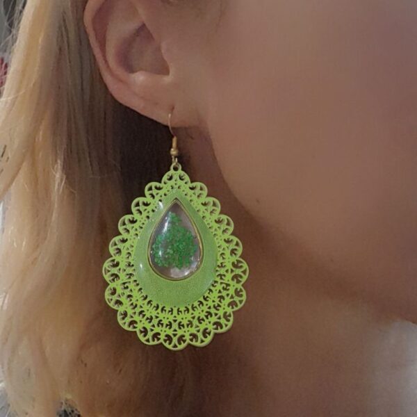 Amandine boucles colorées et dorées, fleurs séchées (blanches, rouges ou vertes) et acier inoxydable or (hypoallergéniques).