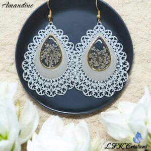 Amandine boucles colorées et dorées, fleurs séchées (blanches, rouges ou vertes) et acier inoxydable or (hypoallergéniques).