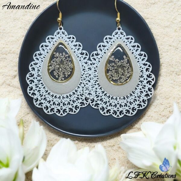 Amandine boucles colorées et dorées, fleurs séchées (blanches, rouges ou vertes) et acier inoxydable or (hypoallergéniques).