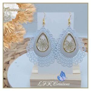 Amandine boucles colorées et dorées fleurs séchées blanches et acier inoxydable or (hypoallergéniques)