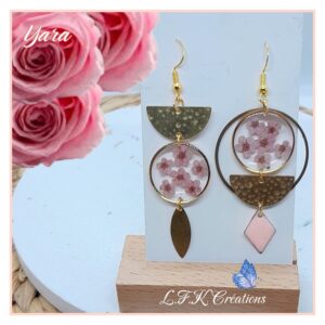 Yara boucles roses et dorées, fleurs séchées et acier inoxydable or (hypoallergénique).
