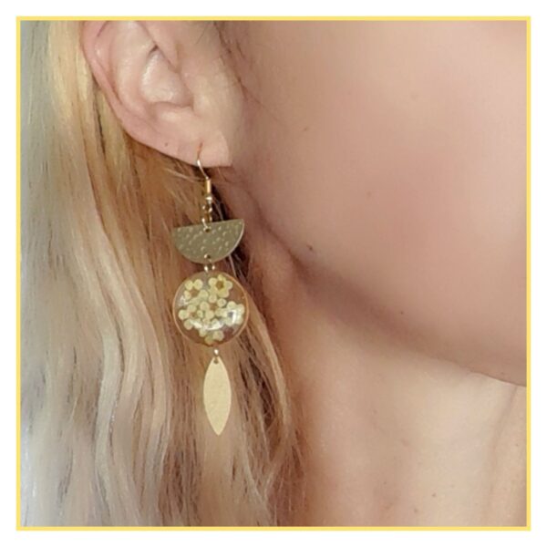 Yara boucles jaunes et or fleurs séchées et acier inoxydable or (hypoallergéniques).