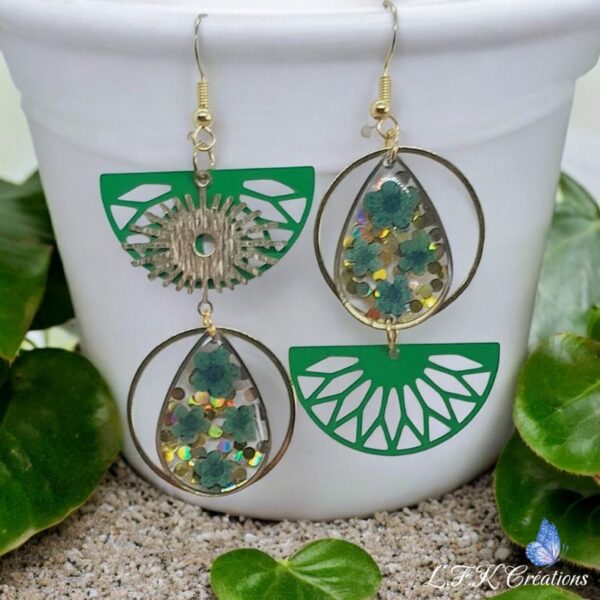 Celeste boucles colorées et dorées, fleurs séchées (blanches, roses ou vertes) et acier inoxydable or (hypoallergéniques).