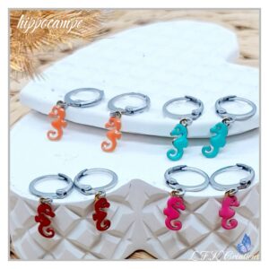 Hippocampe créoles colorées et argentées, 4 couleurs disponibles (orange, turquoise, rouge et fuchsia), anneaux en acier inoxydable argent (hypoallergéniques).