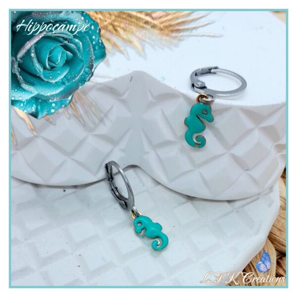Hippocampe créoles colorées et argentées, turquoise émaillé et anneaux en acier inoxydable argent (hypoallergéniques).