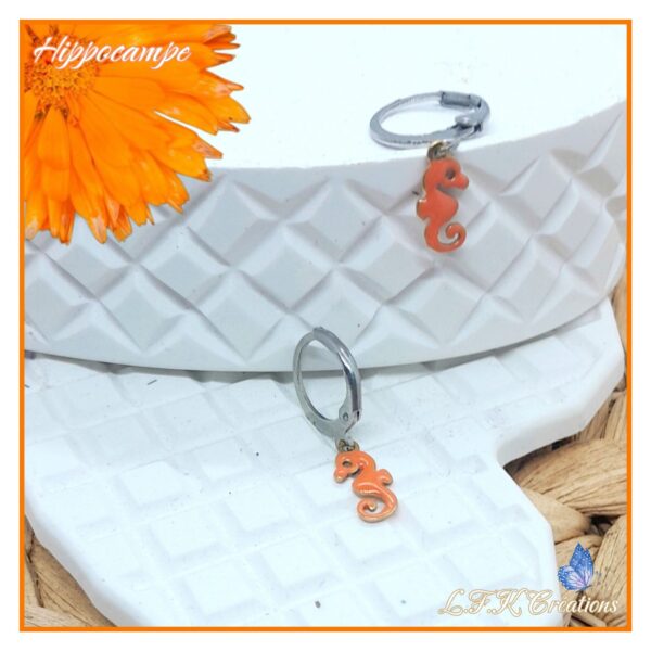 Hippocampe créoles colorées et argentées, orange émaillé et anneaux en acier inoxydable argent (hypoallergéniques).
