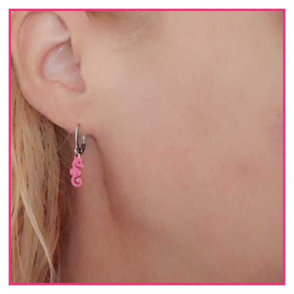 Hippocampe créoles colorées et argentées, fuchsia émaillé et anneaux en acier inoxydable argent (hypoallergéniques).