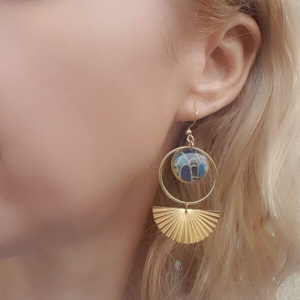 Naomi boucles dépareillées bleues, bohème chic tendances ,asymétriques femme, fille en tissu japonais bleu et acier inoxydable or.