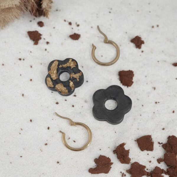 Lisa créoles fleurs dorées, résine marron et acier inoxydable or (hypoallergéniques)