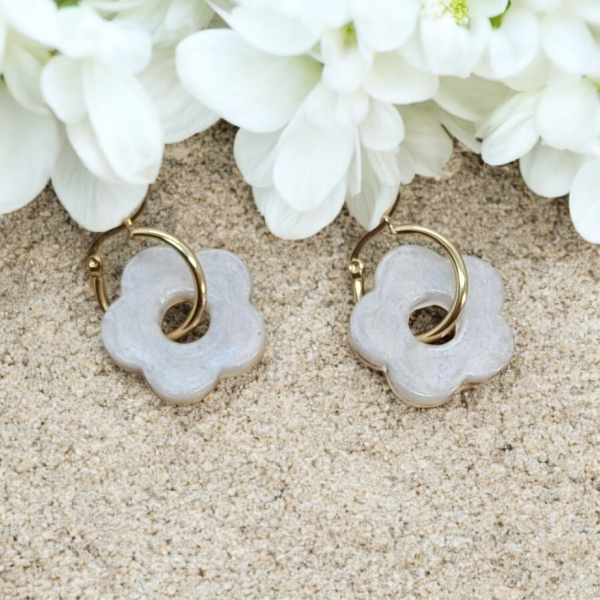 Lisa créoles fleurs dorées, résine blanche et acier inoxydable or (hypoallergéniques)