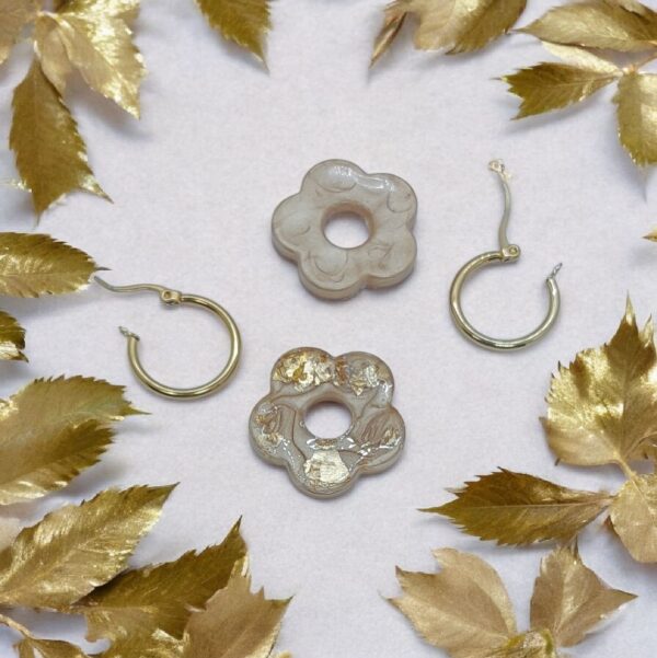 Lisa créoles fleurs dorées, résine beige et acier inoxydable or (hypoallergéniques)