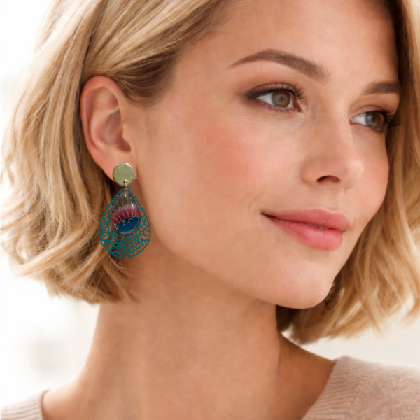 Boucles d'oreilles Alma avec cabochons goutte faits main en tissu Japonais, création artisanale bohème élégante et légère.