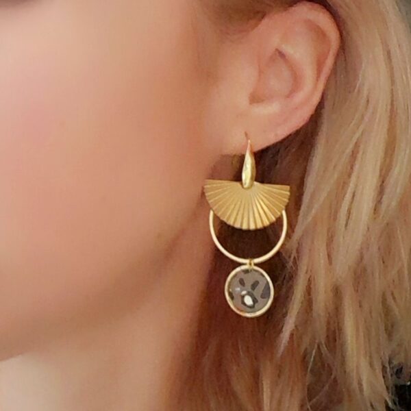 Samia boucles d'oreilles dépareillées bohème chic tendances ,asymétriques femme, fille en papier calligraphié léopard et acier inoxydable or.