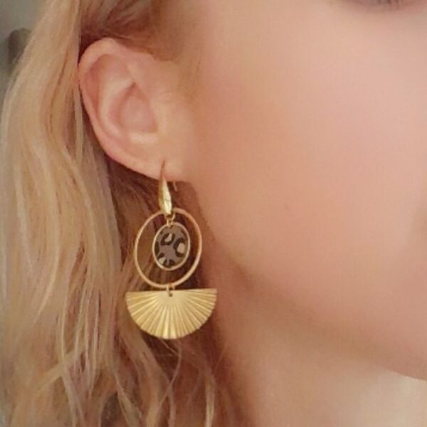 Samia boucles d'oreilles dépareillées bohème chic tendances ,asymétriques femme, fille en papier calligraphié léopard et acier inoxydable or.