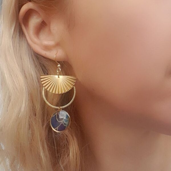 Naomi boucles dépareillées bleues, bohème chic tendances ,asymétriques femme, fille en tissu japonais bleu et acier inoxydable or.