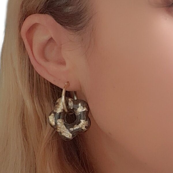 Lisa créoles fleurs dorées, résine marron et acier inoxydable or (hypoallergéniques)