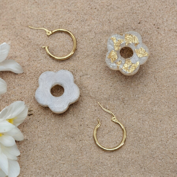 Lisa créoles fleurs dorées, résine blanche et acier inoxydable or (hypoallergéniques)