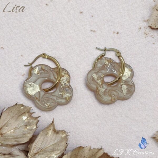 Lisa créoles fleurs dorées, résine beige et acier inoxydable or (hypoallergéniques)