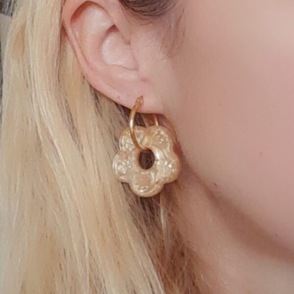 Lisa créoles fleurs dorées, résine beige et acier inoxydable or (hypoallergéniques)