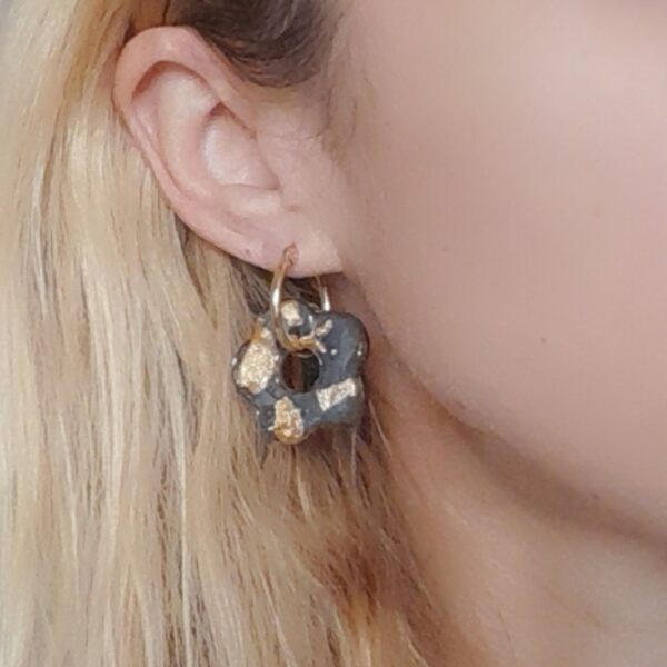 Lisa créoles fleurs dorées, résine noire et acier inoxydable or (hypoallergéniques)