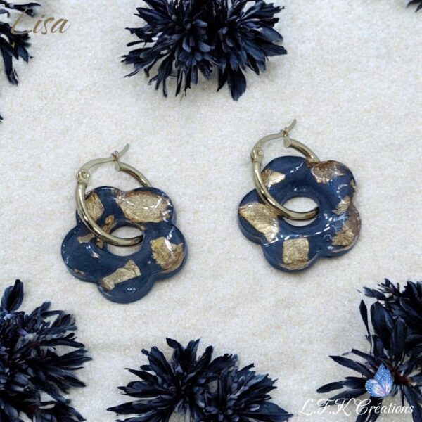 Lisa créoles fleurs dorées, résine noire et acier inoxydable or (hypoallergéniques)