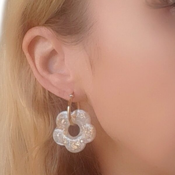 Lisa créoles fleurs dorées, résine blanche et acier inoxydable or (hypoallergéniques)