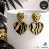 Élisa boucles d'oreilles motif zèbre des cœurs en papier calligraphié et acier inoxydable doré. Un bijou artisanal, léger et hypoallergénique.