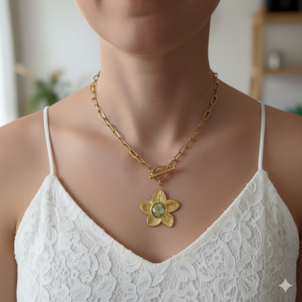 Alex Collier Fleur & Washi : un bijou artisanal en acier inoxydable doré signé L.F.K Créations. Fait main en France, ce collier unique allie finesse et éclat.