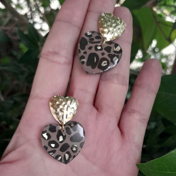 Boucles d'oreilles Eden - cœurs dorées & léopard, création artisanale faite main unique pour un look raffiné, chic et tendance.