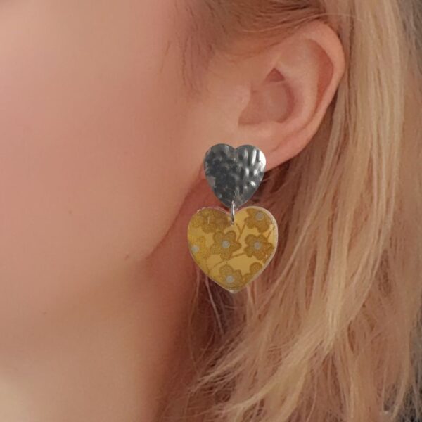 Camille boucles cœurs oranges, réalisées à la main en papier Japonais (Washi) résine et acier inoxydable argent (hypoallergéniques).