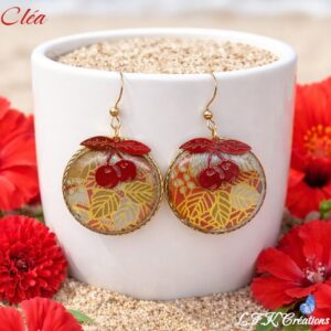 Cléa boucles d’oreilles cerise dorées, faites main en tissu washi japonais avec fermoirs crochets en acier inoxydable or. Élégantes et légères.
