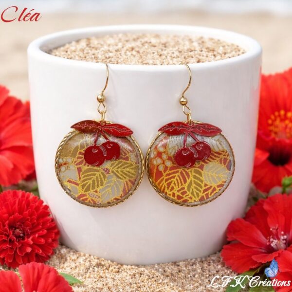 Cléa boucles d’oreilles cerise dorées, faites main en tissu washi japonais avec fermoirs crochets en acier inoxydable or. Élégantes et légères.