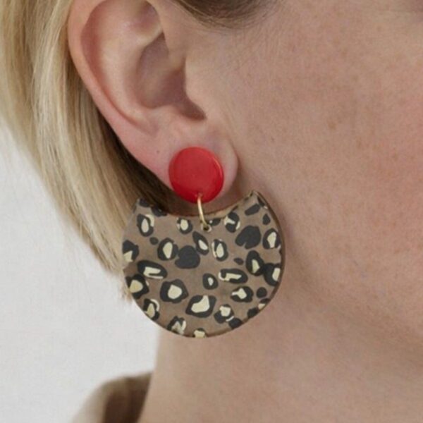 Naya boucles d’oreilles rouges léopard faites main en papier calligraphié, avec fermoirs émaillés rouges en acier inoxydable doré. Élégantes et légères.