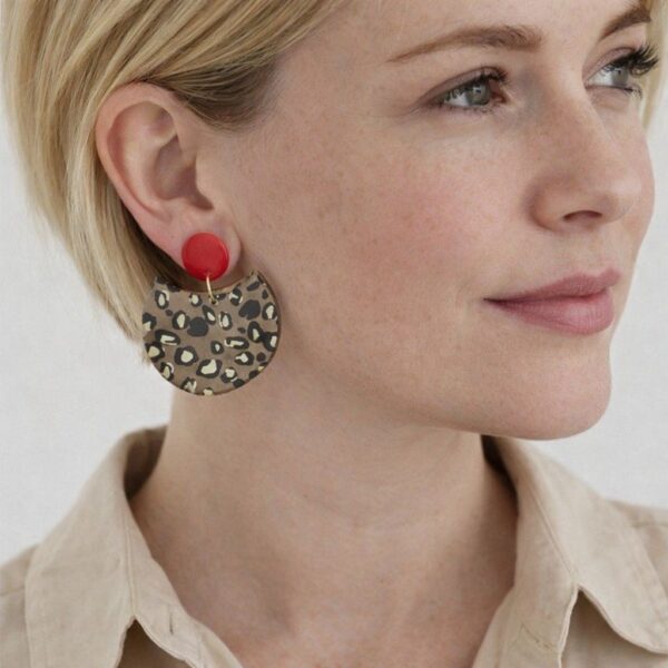 Naya boucles d’oreilles rouges léopard faites main en papier calligraphié, avec fermoirs émaillés rouges en acier inoxydable doré. Élégantes et légères.