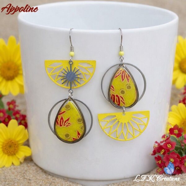 Appoline boucles d’oreilles dépareillées – Jaune, papier washi, breloques et crochets acier inoxydable argenté. Bijou fait main, léger et original.