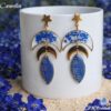 Camélia boucles d’oreilles bleues faites main en fleurs séchées et papier washi bleu marine, breloques dorées et crochets inoxydable or. Pièce unique élégante et artisanale.