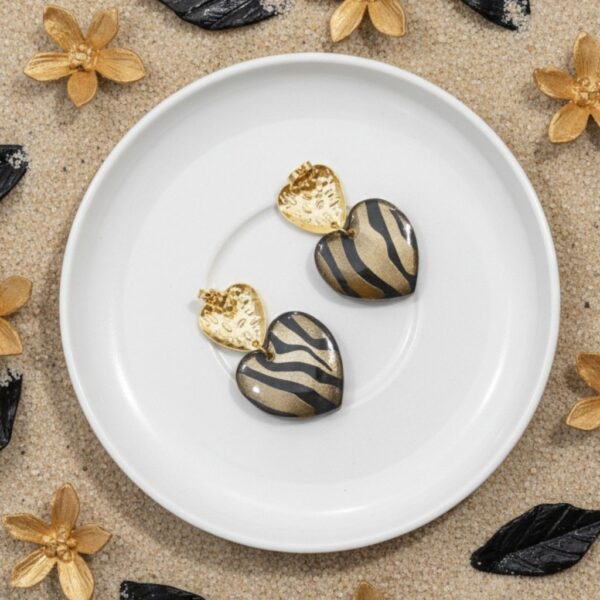 Élisa boucles d'oreilles motif zèbre des cœurs en papier calligraphié et acier inoxydable doré. Un bijou artisanal, léger et hypoallergénique.